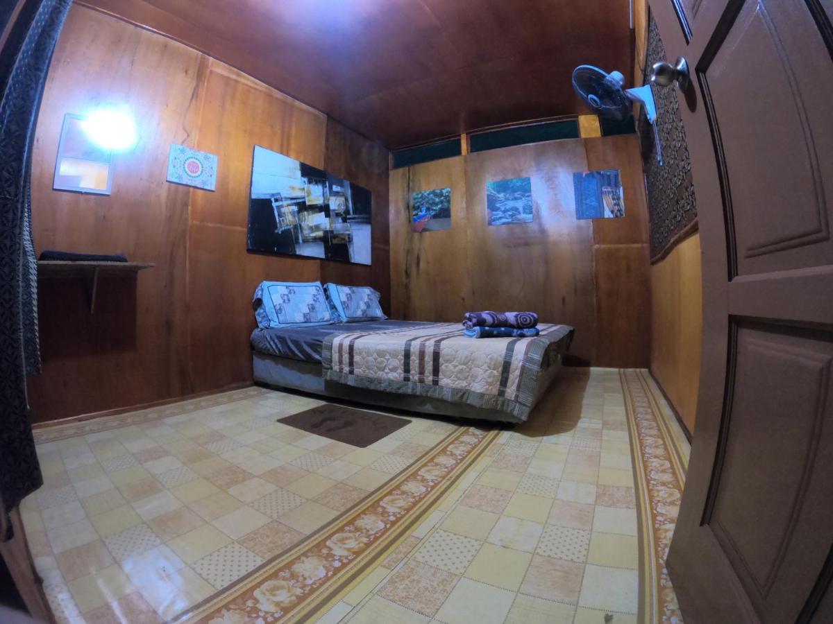 Tajau Laut Guesthouse Kudat Exterior photo